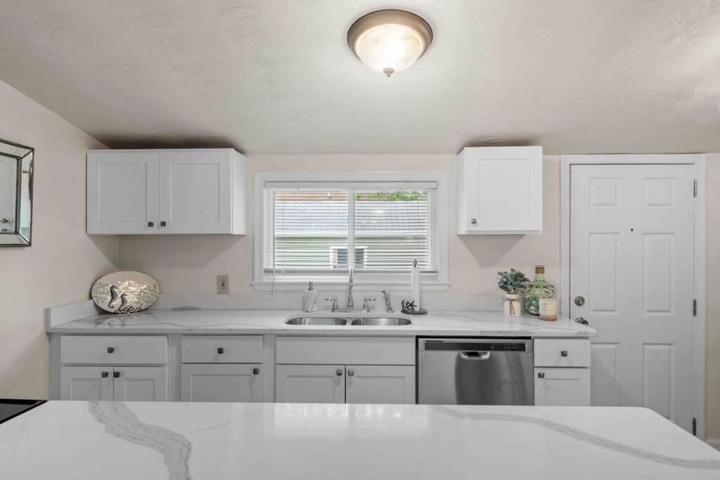 Beach Bungalow - 1 Block To Beach - Pets Welcome! Norfolk Extérieur photo